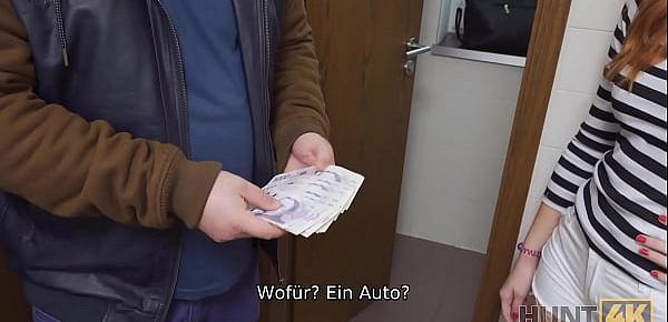 HUNT4K. Belle mit roten Haaren von Fremden in Toilette vor BF gefickt